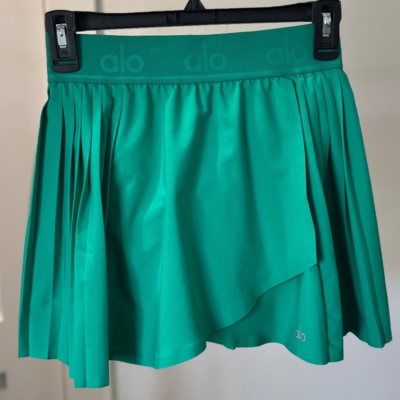 ALO -  Ace's Tennis Skirt in Green Emerald (XS) - Perfect Color for Holidays! - Picture 1 of 4
